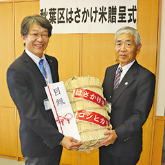 【写真】夏目区長（左）と石月守組合長（右）