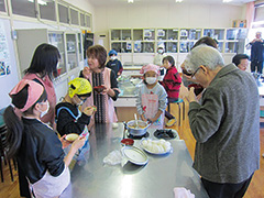 【写真】「郷土料理を作ってみよう」で料理する様子