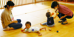 【写真】館内で遊ぶ様子