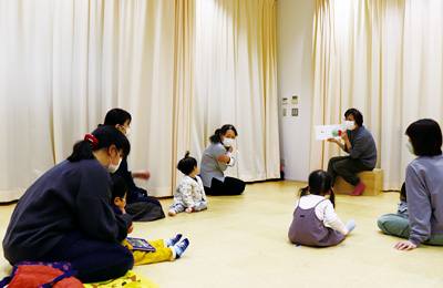 【写真】読み聞かせの様子