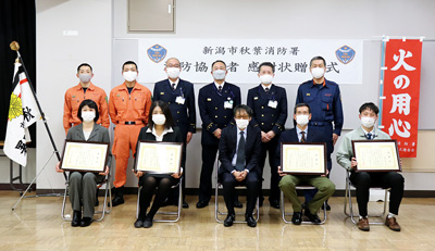 【写真】感謝状贈呈式の様子　前列左から（株）新津食品流通センターの山口さん、本間さん、片野社長、山田さん、角田さん