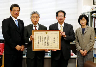 【写真】小須戸中学校本間校長、地域教育コーディネーターの横山さん、村井さん、小須戸中学校の中野先生