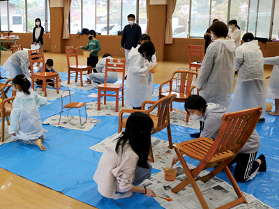 【写真】椅子の塗装イベントの様子