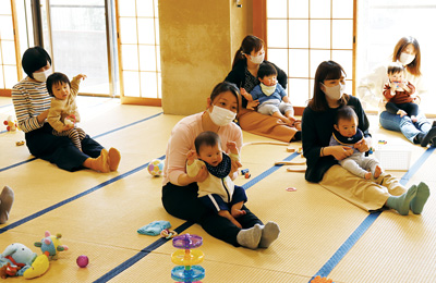 【写真】触れ合い遊びをしている様子