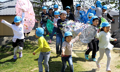 【写真】園庭で遊んでいる様子