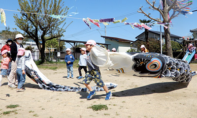 【写真】園庭で遊んでいる様子