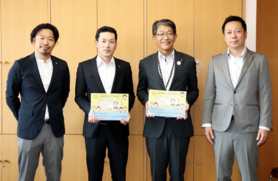 【写真】左から新津商工会議所青年部の笠原さん、柳田さん、夏目区長、新津商工会議所青年部の金塚さん