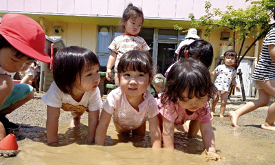 【写真】子どもたちがどろんこ遊びをしている様子