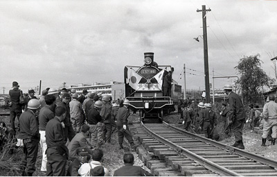 【写真】新津第一小学校へ自走するC57 180号機（1969（昭和44）年10月）