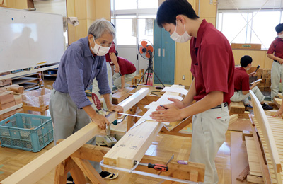 【写真】ベンチを作成している様子