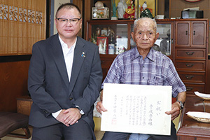 井崎副市長（左）と五十嵐豊作さん（右）