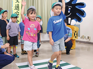 横断歩道の渡り方を学んだよ