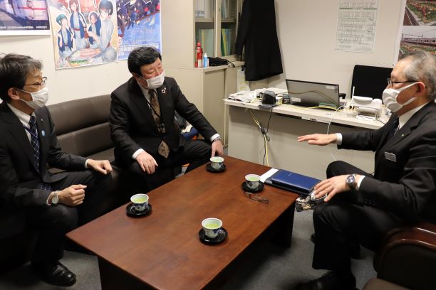 前田会頭、神田駅長、夏目区長歓談