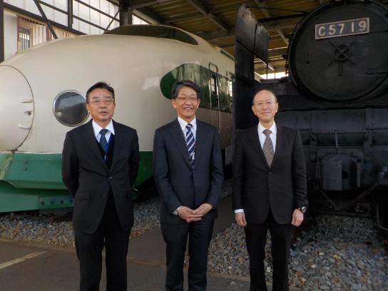 高山館長、夏目区長、田代館長集合写真（新津鉄道資料館実車展示）