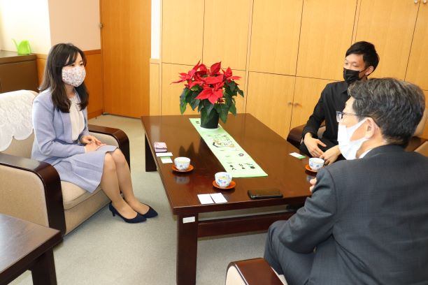 夏目区長、須藤皐月さん、土田貴好さん集合写真歓談