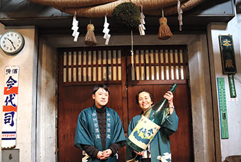 写真左から案内をしてくれた直売店店長の横山祐太郎さん、佐久間区長