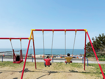 海を見ながらブランコをこごう