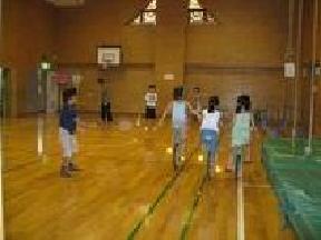 プレイルーム　小学生が遊んでいるところの写真