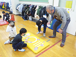 1年生　昔の遊びを楽しもう(東山の下小学校)
