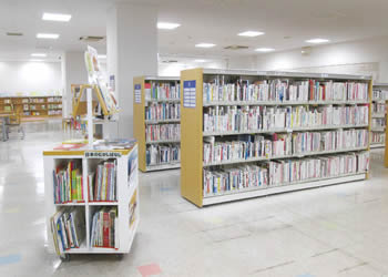 東区プラザ図書室の様子