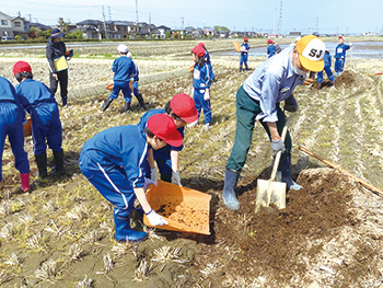 稲作体験活動　田んぼの堆肥まき(東中野山小学校)