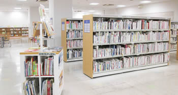 東区プラザ図書室の様子