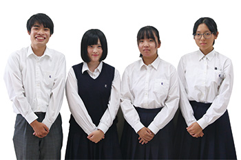 青木悠季斗(ゆきと)さん(2年)、野沢彩桜(さくら)さん(3年)、常木萌望香(ももか)さん(2年)、鈴木玲郁(れいか)さん(2年)