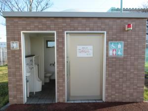 かわね公園グラウンドトイレ出入口