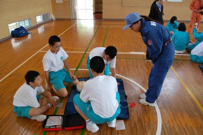 女性消防団員ひまわり隊のジュニアレスキュー指導