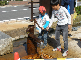 写真イメージ「ポンプで地下水をくみ上げる」