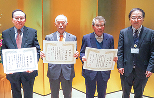 自治会長等永年勤続表彰を受賞した3人（吉田さん、安達さん、小柴さん）と五十嵐区長の集合写真
