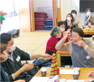 認知症カフェで参加者がテーブルを囲みながら談笑している写真