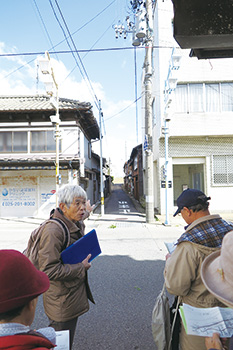 大野町でまち歩きをしている様子