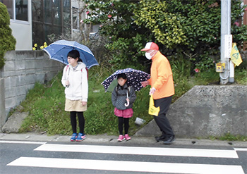 横断歩道で子どもを見守る様子