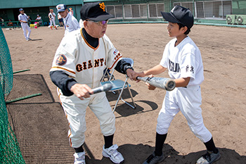 中学生を指導するプロ野球OB