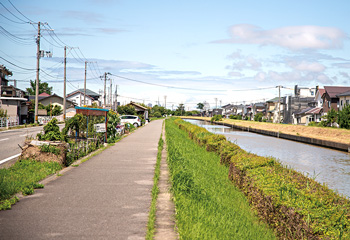 西川沿いの遊歩道