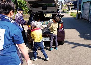 高齢者と子どもの古紙回収