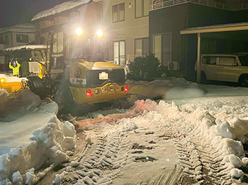 大雪の早朝自治会内除雪