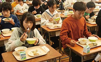 真砂小学校　コシヒカリ給食